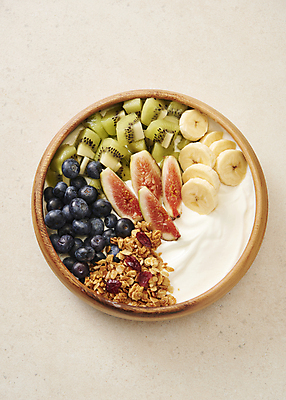 포토 JPG 스튜디오촬영 유제품 바나나 실내 키위 사람없음 하이앵글 시리얼 블루베리 기호식품 발효음식 무화과 나무그릇 크랜베리 베이지색배경 그래놀라 그릭요거트 국내포토 그릇 열매 음식 뷰포인트 백그라운드 과일 내부 목재 요거트 베이지색 파일형식