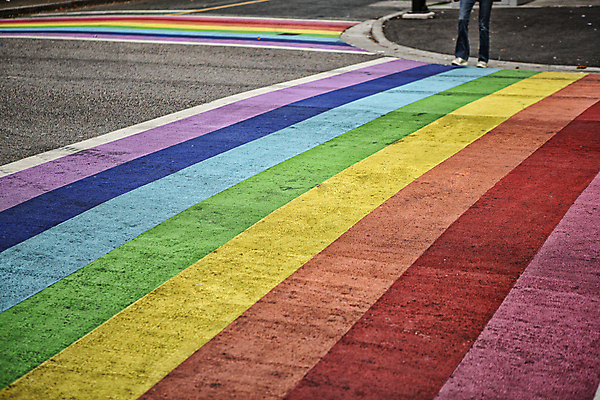 포토 JPG 주간 해외풍경 무지개 캐나다 한명 사람 야외 걷기 하반신 횡단보도 벤쿠버 알록달록 동심 국내포토 자연요소 1 해외 북아메리카 모션 풍경 컬러풀 보행로 파일형식