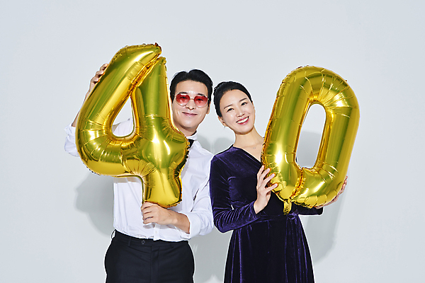 포토 JPG 스튜디오촬영 커플 응시 드레스 여자 남자 40대 중년 중년라이프 미소 들기 정장 상반신 두명 앞모습 선글라스 파티 한국인 축하 흰배경 풍선 중년만 영포티 국내포토 라이프스타일 시선 옷 안경 뷰포인트 백그라운드 컨셉 관계 모션 실내 표정 사람 동양인 이벤트 성인 흰색 신조어 성인만 파일형식