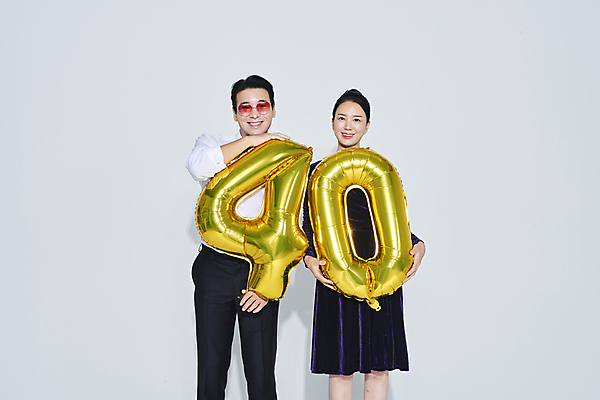 포토 JPG 스튜디오촬영 커플 응시 드레스 여자 남자 40대 중년 중년라이프 미소 들기 정장 상반신 두명 앞모습 선글라스 파티 한국인 축하 흰배경 풍선 중년만 영포티 국내포토 라이프스타일 시선 옷 안경 뷰포인트 백그라운드 컨셉 관계 모션 실내 표정 사람 동양인 이벤트 성인 흰색 신조어 성인만 파일형식