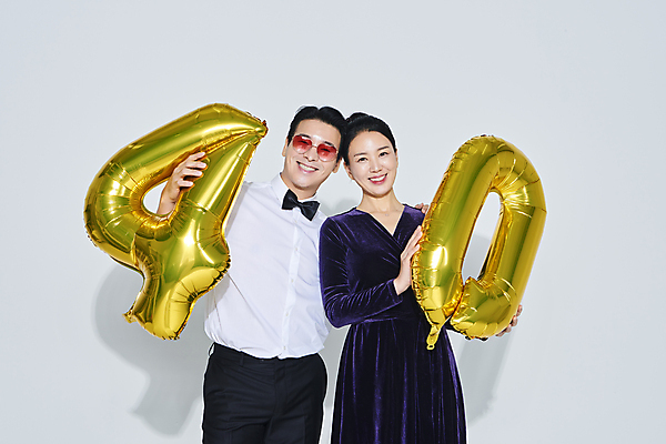 포토 JPG 스튜디오촬영 커플 응시 드레스 여자 남자 40대 중년 중년라이프 미소 들기 정장 상반신 두명 앞모습 선글라스 파티 한국인 축하 흰배경 풍선 중년만 어깨에손 영포티 국내포토 라이프스타일 시선 옷 안경 뷰포인트 백그라운드 컨셉 관계 모션 실내 표정 사람 동양인 이벤트 성인 흰색 신조어 성인만 파일형식