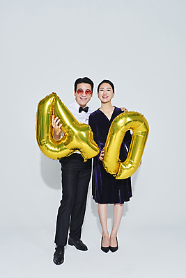 포토 JPG 스튜디오촬영 전신 커플 응시 드레스 여자 남자 40대 중년 중년라이프 서기 미소 들기 정장 두명 앞모습 파티 한국인 축하 흰배경 풍선 중년만 어깨에손 영포티 국내포토 라이프스타일 시선 옷 뷰포인트 백그라운드 컨셉 관계 모션 실내 표정 사람 동양인 이벤트 성인 흰색 신조어 성인만 파일형식