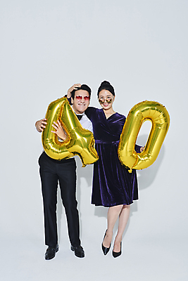 포토 JPG 스튜디오촬영 전신 커플 응시 드레스 여자 남자 40대 중년 장난 중년라이프 허리숙이기 서기 미소 들기 정장 두명 앞모습 선글라스 파티 한국인 축하 흰배경 풍선 중년만 쓰다듬기 영포티 국내포토 라이프스타일 시선 옷 안경 뷰포인트 백그라운드 컨셉 관계 모션 실내 표정 숙이기 사람 동양인 이벤트 성인 흰색 신조어 성인만 파일형식