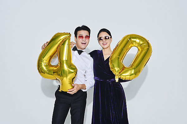 포토 JPG 스튜디오촬영 커플 응시 드레스 여자 남자 40대 중년 중년라이프 미소 들기 정장 상반신 두명 앞모습 선글라스 파티 한국인 축하 흰배경 풍선 중년만 어깨에손 영포티 국내포토 라이프스타일 시선 옷 안경 뷰포인트 백그라운드 컨셉 관계 모션 실내 표정 사람 동양인 이벤트 성인 흰색 신조어 성인만 파일형식