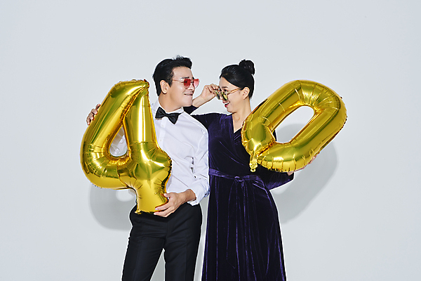 포토 JPG 스튜디오촬영 커플 드레스 여자 남자 40대 중년 중년라이프 미소 들기 정장 상반신 두명 앞모습 선글라스 파티 마주보기 한국인 축하 흰배경 풍선 중년만 영포티 국내포토 라이프스타일 옷 안경 뷰포인트 백그라운드 컨셉 관계 모션 실내 표정 사람 동양인 이벤트 성인 흰색 신조어 성인만 파일형식
