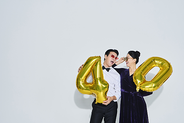 포토 JPG 스튜디오촬영 커플 드레스 여자 남자 40대 중년 중년라이프 미소 들기 정장 상반신 두명 앞모습 선글라스 파티 마주보기 한국인 축하 흰배경 풍선 중년만 영포티 국내포토 라이프스타일 옷 안경 뷰포인트 백그라운드 컨셉 관계 모션 실내 표정 사람 동양인 이벤트 성인 흰색 신조어 성인만 파일형식