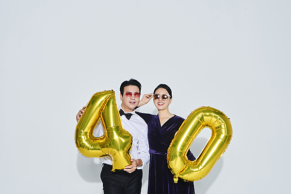 포토 JPG 스튜디오촬영 커플 응시 드레스 여자 남자 40대 중년 중년라이프 미소 들기 정장 상반신 두명 앞모습 선글라스 파티 기댐 한국인 축하 잡기 흰배경 풍선 중년만 영포티 국내포토 라이프스타일 시선 옷 안경 뷰포인트 백그라운드 컨셉 관계 모션 실내 표정 사람 동양인 이벤트 성인 흰색 신조어 성인만 파일형식