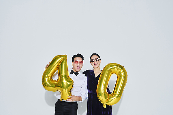 포토 JPG 스튜디오촬영 커플 응시 드레스 여자 남자 40대 중년 중년라이프 어깨동무 미소 들기 정장 상반신 두명 앞모습 선글라스 파티 한국인 축하 흰배경 풍선 중년만 영포티 국내포토 라이프스타일 시선 옷 안경 뷰포인트 포즈 백그라운드 컨셉 관계 모션 실내 표정 사람 동양인 이벤트 성인 흰색 신조어 성인만 파일형식