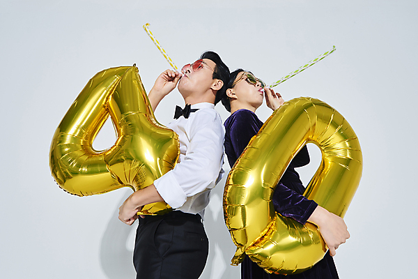 포토 JPG 스튜디오촬영 커플 응시 드레스 여자 남자 40대 중년 중년라이프 들기 정장 상반신 두명 옆모습 선글라스 파티 한국인 등맞대기 축하 흰배경 풍선 코끼리피리 중년만 영포티 국내포토 라이프스타일 시선 옷 안경 뷰포인트 백그라운드 컨셉 관계 모션 실내 사람 동양인 이벤트 성인 흰색 이벤트용품 신조어 성인만 파일형식