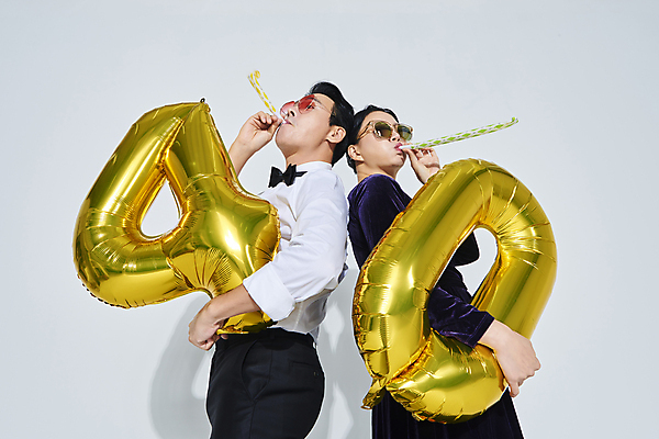 포토 JPG 스튜디오촬영 커플 응시 드레스 여자 남자 40대 중년 중년라이프 들기 정장 상반신 두명 옆모습 선글라스 파티 한국인 축하 흰배경 풍선 코끼리피리 중년만 영포티 국내포토 라이프스타일 시선 옷 안경 뷰포인트 백그라운드 컨셉 관계 모션 실내 사람 동양인 이벤트 성인 흰색 이벤트용품 신조어 성인만 파일형식