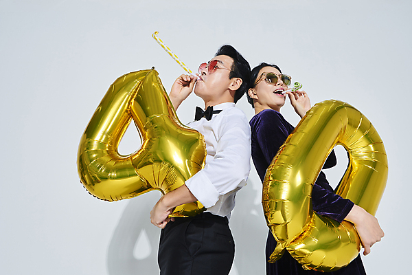 포토 JPG 스튜디오촬영 커플 응시 드레스 여자 남자 40대 중년 중년라이프 미소 들기 정장 상반신 두명 옆모습 선글라스 파티 한국인 등맞대기 축하 흰배경 풍선 코끼리피리 중년만 영포티 국내포토 라이프스타일 시선 옷 안경 뷰포인트 백그라운드 컨셉 관계 모션 실내 표정 사람 동양인 이벤트 성인 흰색 이벤트용품 신조어 성인만 파일형식