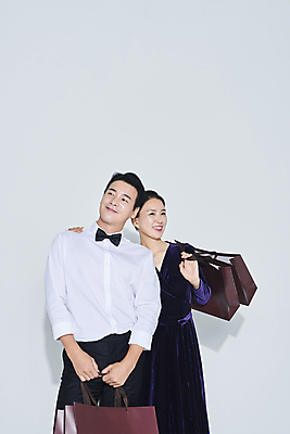 포토 JPG 스튜디오촬영 커플 응시 드레스 여자 남자 40대 중년 중년라이프 미소 들기 정장 상반신 두명 앞모습 쇼핑 쇼핑백 파티 세일 한국인 흰배경 중년만 어깨에손 영포티 국내포토 라이프스타일 시선 옷 뷰포인트 백그라운드 가방 관계 모션 실내 표정 사람 동양인 이벤트 성인 흰색 신조어 성인만 파일형식