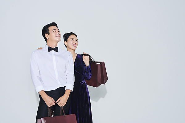 포토 JPG 스튜디오촬영 커플 응시 드레스 여자 남자 40대 중년 중년라이프 미소 들기 정장 상반신 두명 앞모습 쇼핑 쇼핑백 파티 세일 한국인 흰배경 중년만 어깨에손 영포티 국내포토 라이프스타일 시선 옷 뷰포인트 백그라운드 가방 관계 모션 실내 표정 사람 동양인 이벤트 성인 흰색 신조어 성인만 파일형식