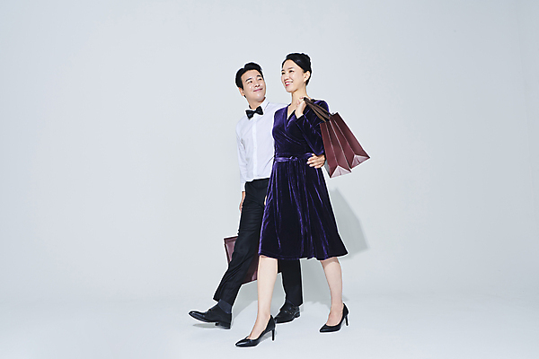 포토 JPG 스튜디오촬영 전신 커플 응시 드레스 여자 남자 40대 중년 허리손 중년라이프 미소 들기 정장 두명 옆모습 쇼핑 쇼핑백 파티 세일 걷기 한국인 흰배경 중년만 영포티 국내포토 라이프스타일 시선 옷 뷰포인트 포즈 백그라운드 가방 관계 모션 실내 표정 사람 동양인 이벤트 성인 흰색 신조어 성인만 파일형식