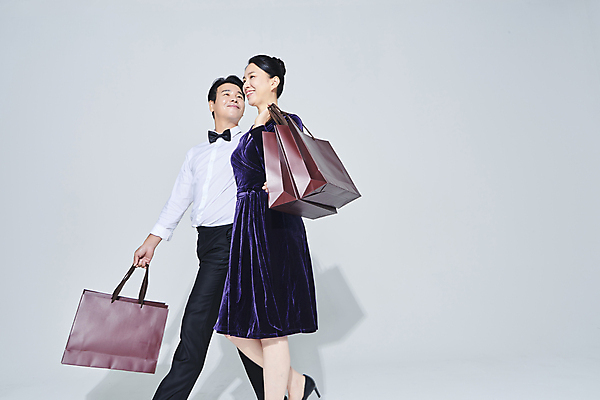 포토 JPG 스튜디오촬영 전신 커플 응시 드레스 여자 남자 40대 중년 허리손 중년라이프 미소 들기 정장 두명 옆모습 쇼핑 쇼핑백 파티 세일 걷기 한국인 흰배경 중년만 영포티 국내포토 라이프스타일 시선 옷 뷰포인트 포즈 백그라운드 가방 관계 모션 실내 표정 사람 동양인 이벤트 성인 흰색 신조어 성인만 파일형식