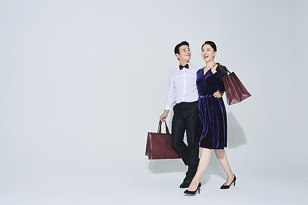 포토 JPG 스튜디오촬영 전신 커플 응시 드레스 여자 남자 40대 중년 허리손 중년라이프 미소 들기 정장 두명 옆모습 쇼핑 쇼핑백 파티 세일 걷기 한국인 흰배경 중년만 영포티 국내포토 라이프스타일 시선 옷 뷰포인트 포즈 백그라운드 가방 관계 모션 실내 표정 사람 동양인 이벤트 성인 흰색 신조어 성인만 파일형식