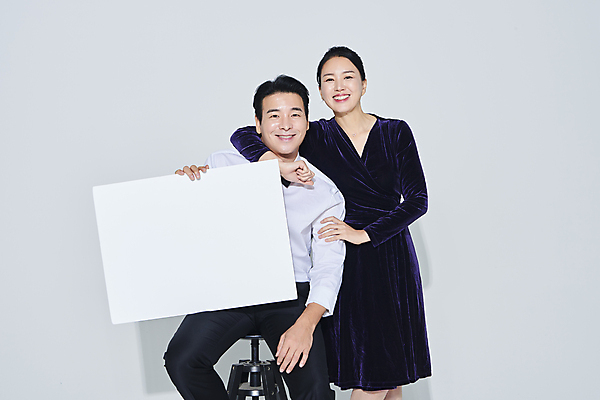 포토 JPG 스튜디오촬영 배너 커플 응시 드레스 여자 남자 40대 중년 의자 중년라이프 사각프레임 미소 들기 앉기 정장 상반신 두명 앞모습 파티 기댐 한국인 흰배경 중년만 영포티 국내포토 라이프스타일 시선 옷 뷰포인트 가구 백그라운드 관계 모션 프레임 실내 표정 사람 동양인 이벤트 성인 사각형 흰색 신조어 성인만 파일형식