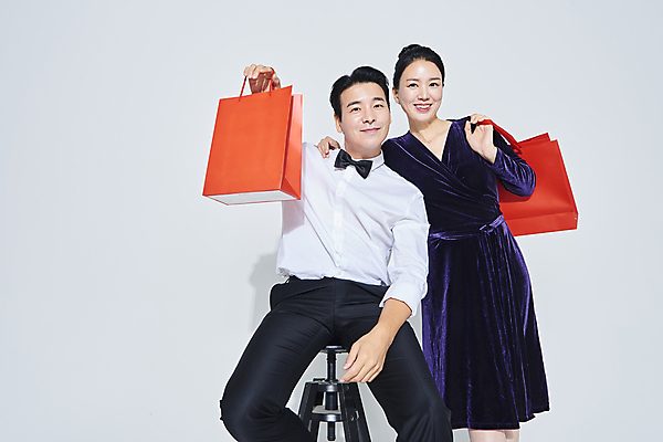 포토 JPG 스튜디오촬영 커플 응시 드레스 여자 남자 40대 중년 의자 중년라이프 미소 들기 앉기 정장 상반신 두명 앞모습 쇼핑 쇼핑백 파티 세일 기댐 한국인 흰배경 중년만 어깨에손 영포티 국내포토 라이프스타일 시선 옷 뷰포인트 가구 백그라운드 가방 관계 모션 실내 표정 사람 동양인 이벤트 성인 흰색 신조어 성인만 파일형식