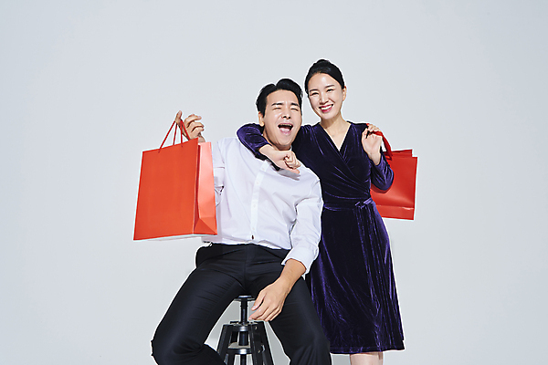 포토 JPG 스튜디오촬영 커플 응시 드레스 여자 남자 40대 중년 의자 장난 중년라이프 미소 들기 앉기 정장 상반신 두명 앞모습 쇼핑 쇼핑백 파티 세일 한국인 흰배경 중년만 영포티 국내포토 라이프스타일 시선 옷 뷰포인트 가구 백그라운드 가방 관계 모션 실내 표정 사람 동양인 이벤트 성인 흰색 신조어 성인만 파일형식