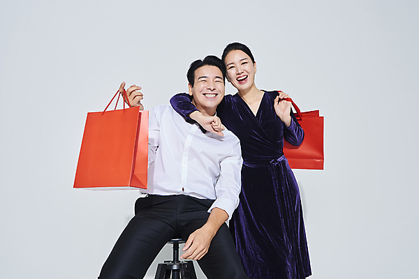 포토 JPG 스튜디오촬영 커플 응시 드레스 여자 남자 40대 중년 의자 중년라이프 미소 들기 앉기 정장 상반신 두명 앞모습 쇼핑 쇼핑백 파티 세일 한국인 흰배경 중년만 머리맞대기 영포티 국내포토 라이프스타일 시선 옷 뷰포인트 가구 백그라운드 가방 관계 모션 실내 표정 사람 동양인 이벤트 성인 흰색 신조어 성인만 파일형식
