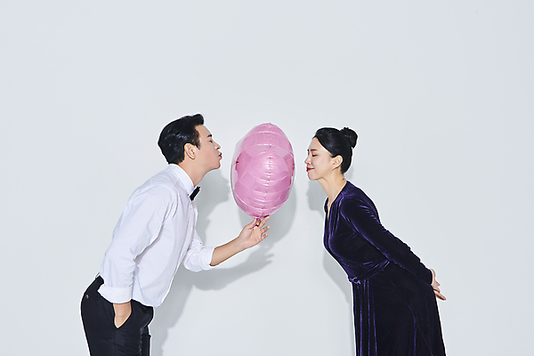 포토 JPG 스튜디오촬영 커플 드레스 여자 남자 40대 중년 중년라이프 키스 들기 정장 상반신 두명 옆모습 파티 눈감음 한국인 흰배경 주머니손 풍선 입내밀기 입술모양 중년만 영포티 국내포토 모양 라이프스타일 옷 뷰포인트 백그라운드 관계 모션 실내 사람 동양인 이벤트 성인 흰색 애정표현 신조어 성인만 파일형식