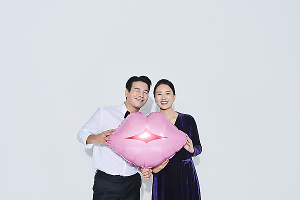 포토 JPG 스튜디오촬영 커플 응시 드레스 여자 남자 40대 중년 중년라이프 윙크 미소 들기 정장 상반신 두명 앞모습 파티 한국인 흰배경 풍선 입술모양 중년만 영포티 국내포토 모양 라이프스타일 시선 옷 뷰포인트 백그라운드 관계 모션 실내 표정 사람 동양인 이벤트 성인 흰색 신조어 성인만 파일형식