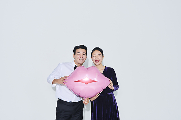 포토 JPG 스튜디오촬영 커플 응시 드레스 여자 남자 40대 중년 중년라이프 미소 들기 정장 상반신 두명 앞모습 파티 한국인 흰배경 풍선 입술모양 중년만 영포티 국내포토 모양 라이프스타일 시선 옷 뷰포인트 백그라운드 관계 모션 실내 표정 사람 동양인 이벤트 성인 흰색 신조어 성인만 파일형식