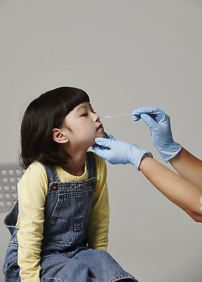 포토 JPG 스튜디오촬영 손 여자 초등학생 어린이 장갑 의자 회색배경 한명 들기 앉기 소녀 상반신 옆모습 신체부위 눈감음 한국인 잡기 검사_조사 면봉 소녀한명만 코로나바이러스 검사면봉 델타변이바이러스 위드코로나 신속항원검사 PCR검사 국내포토 1 학생 잡화 뷰포인트 가구 백그라운드 모션 실내 사람 동양인 회색 의료용품 바이러스 사회이슈 자가진단 여자한명만 소녀만 파일형식