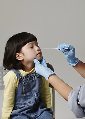 포토 JPG 스튜디오촬영 손 여자 초등학생 어린이 장갑 의자 회색배경 한명 들기 앉기 소녀 상반신 옆모습 신체부위 눈감음 한국인 잡기 검사_조사 면봉 소녀한명만 코로나바이러스 검사면봉 델타변이바이러스 위드코로나 신속항원검사 PCR검사 국내포토 1 학생 잡화 뷰포인트 가구 백그라운드 모션 실내 사람 동양인 회색 의료용품 바이러스 사회이슈 자가진단 여자한명만 소녀만 파일형식