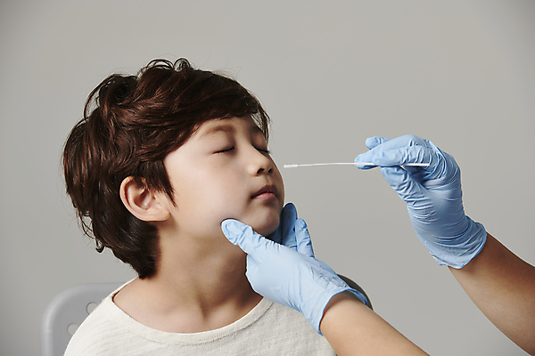 포토 JPG 스튜디오촬영 손 남자 초등학생 어린이 장갑 의자 회색배경 한명 들기 앉기 소년 상반신 옆모습 신체부위 눈감음 한국인 잡기 검사_조사 면봉 소년한명만 코로나바이러스 검사면봉 델타변이바이러스 위드코로나 신속항원검사 PCR검사 국내포토 1 학생 잡화 뷰포인트 가구 백그라운드 모션 실내 사람 동양인 회색 의료용품 바이러스 사회이슈 자가진단 남자한명만 소년만 파일형식