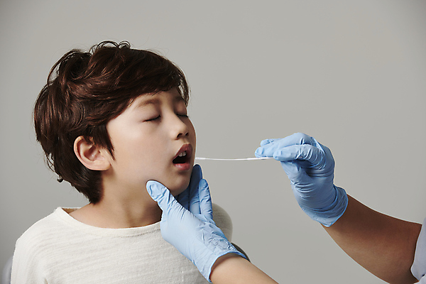 포토 JPG 스튜디오촬영 손 남자 초등학생 어린이 장갑 회색배경 입벌림 한명 들기 앉기 소년 상반신 옆모습 신체부위 눈감음 한국인 잡기 검사_조사 면봉 소년한명만 코로나바이러스 검사면봉 델타변이바이러스 위드코로나 신속항원검사 PCR검사 국내포토 1 학생 잡화 뷰포인트 백그라운드 모션 실내 표정 사람 동양인 회색 의료용품 바이러스 사회이슈 자가진단 남자한명만 소년만 파일형식