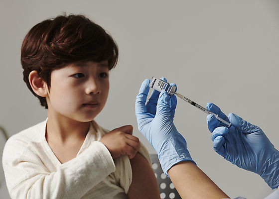 포토 JPG 스튜디오촬영 손 응시 남자 초등학생 어린이 장갑 의자 회색배경 주사기 그림자 한명 들기 앉기 소년 상반신 앞모습 신체부위 한국인 잡기 소매 백신 예방접종 소년한명만 코로나바이러스 바이알 백신접종 델타변이바이러스 부스터샷 위드코로나 국내포토 1 학생 시선 잡화 뷰포인트 가구 백그라운드 의학 의료기기 모션 실내 사람 동양인 회색 의료용품 바이러스 사회이슈 접종 남자한명만 소년만 파일형식