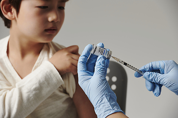 포토 JPG 스튜디오촬영 손 응시 남자 초등학생 어린이 장갑 의자 회색배경 주사기 한명 들기 앉기 근접촬영 소년 상반신 옆모습 신체부위 한국인 잡기 소매 백신 예방접종 소년한명만 코로나바이러스 바이알 백신접종 델타변이바이러스 부스터샷 위드코로나 국내포토 1 학생 시선 잡화 뷰포인트 가구 백그라운드 의학 의료기기 모션 실내 사람 동양인 회색 의료용품 바이러스 사회이슈 접종 남자한명만 소년만 파일형식