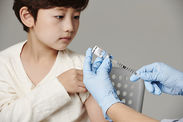 포토 JPG 스튜디오촬영 손 응시 남자 초등학생 어린이 장갑 의자 회색배경 주사기 한명 들기 앉기 소년 상반신 옆모습 신체부위 한국인 잡기 소매 백신 예방접종 소년한명만 코로나바이러스 바이알 백신접종 델타변이바이러스 부스터샷 위드코로나 국내포토 1 학생 시선 잡화 뷰포인트 가구 백그라운드 의학 의료기기 모션 실내 사람 동양인 회색 의료용품 바이러스 사회이슈 접종 남자한명만 소년만 파일형식