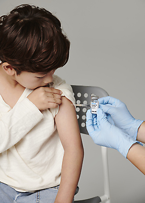 포토 JPG 스튜디오촬영 손 응시 남자 초등학생 어린이 장갑 의자 회색배경 주사기 한명 들기 앉기 소년 상반신 앞모습 신체부위 한국인 잡기 어깨 소매 백신 예방접종 소년한명만 코로나바이러스 바이알 백신접종 델타변이바이러스 부스터샷 위드코로나 국내포토 1 학생 시선 잡화 뷰포인트 가구 백그라운드 의학 의료기기 모션 실내 사람 동양인 회색 의료용품 바이러스 사회이슈 접종 남자한명만 소년만 파일형식