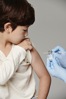 포토 JPG 스튜디오촬영 손 응시 남자 초등학생 어린이 장갑 회색배경 주사기 한명 들기 앉기 소년 상반신 옆모습 신체부위 한국인 잡기 어깨 소매 백신 예방접종 소년한명만 코로나바이러스 바이알 백신접종 델타변이바이러스 부스터샷 위드코로나 국내포토 1 학생 시선 잡화 뷰포인트 백그라운드 의학 의료기기 모션 실내 사람 동양인 회색 의료용품 바이러스 사회이슈 접종 남자한명만 소년만 파일형식