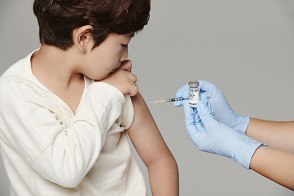 포토 JPG 스튜디오촬영 손 응시 남자 초등학생 어린이 장갑 회색배경 주사기 한명 들기 앉기 소년 상반신 옆모습 신체부위 한국인 잡기 어깨 소매 백신 예방접종 소년한명만 코로나바이러스 바이알 백신접종 델타변이바이러스 부스터샷 위드코로나 국내포토 1 학생 시선 잡화 뷰포인트 백그라운드 의학 의료기기 모션 실내 사람 동양인 회색 의료용품 바이러스 사회이슈 접종 남자한명만 소년만 파일형식