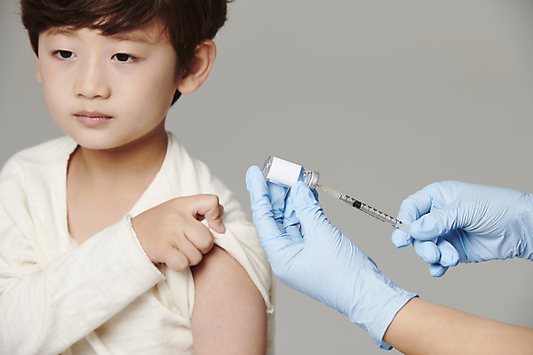 포토 JPG 스튜디오촬영 손 응시 남자 초등학생 어린이 장갑 회색배경 주사기 한명 들기 앉기 소년 상반신 앞모습 신체부위 한국인 잡기 어깨 소매 백신 예방접종 소년한명만 코로나바이러스 바이알 백신접종 델타변이바이러스 부스터샷 위드코로나 국내포토 1 학생 시선 잡화 뷰포인트 백그라운드 의학 의료기기 모션 실내 사람 동양인 회색 의료용품 바이러스 사회이슈 접종 남자한명만 소년만 파일형식