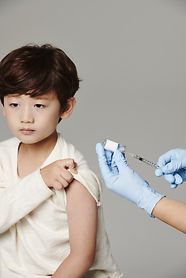 포토 JPG 스튜디오촬영 손 응시 남자 초등학생 어린이 장갑 회색배경 주사기 한명 들기 앉기 소년 상반신 앞모습 신체부위 한국인 잡기 어깨 소매 백신 예방접종 소년한명만 코로나바이러스 바이알 백신접종 델타변이바이러스 부스터샷 위드코로나 국내포토 1 학생 시선 잡화 뷰포인트 백그라운드 의학 의료기기 모션 실내 사람 동양인 회색 의료용품 바이러스 사회이슈 접종 남자한명만 소년만 파일형식