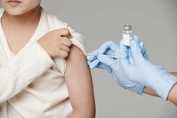 포토 JPG 스튜디오촬영 손 남자 초등학생 어린이 장갑 회색배경 주사기 한명 들기 앉기 근접촬영 소년 상반신 앞모습 신체부위 한국인 잡기 어깨 소매 백신 예방접종 소년한명만 코로나바이러스 바이알 백신접종 델타변이바이러스 부스터샷 위드코로나 국내포토 1 학생 잡화 뷰포인트 백그라운드 의학 의료기기 모션 실내 사람 동양인 회색 의료용품 바이러스 사회이슈 접종 남자한명만 소년만 파일형식