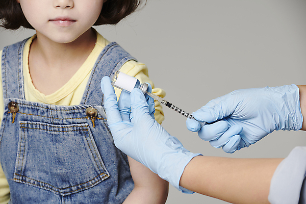 포토 JPG 스튜디오촬영 손 여자 초등학생 어린이 장갑 회색배경 주사기 한명 들기 앉기 소녀 상반신 앞모습 신체부위 한국인 백신 예방접종 소녀한명만 코로나바이러스 바이알 백신접종 델타변이바이러스 부스터샷 위드코로나 국내포토 1 학생 잡화 뷰포인트 백그라운드 의학 의료기기 모션 실내 사람 동양인 회색 의료용품 바이러스 사회이슈 접종 여자한명만 소녀만 파일형식