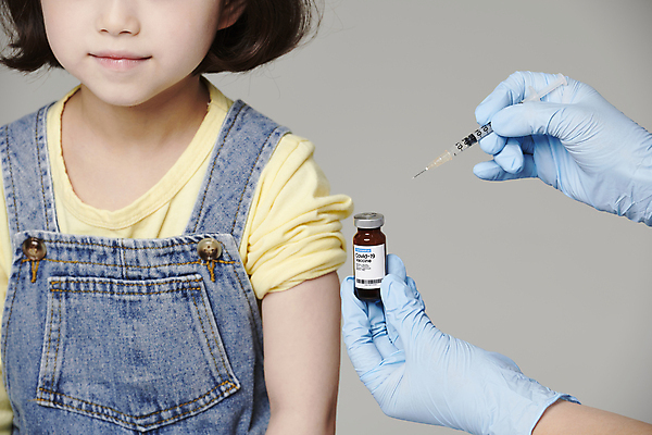 포토 JPG 스튜디오촬영 손 여자 초등학생 어린이 장갑 회색배경 주사기 한명 들기 앉기 소녀 상반신 앞모습 신체부위 한국인 백신 예방접종 소녀한명만 코로나바이러스 바이알 백신접종 델타변이바이러스 부스터샷 위드코로나 국내포토 1 학생 잡화 뷰포인트 백그라운드 의학 의료기기 모션 실내 사람 동양인 회색 의료용품 바이러스 사회이슈 접종 여자한명만 소녀만 파일형식