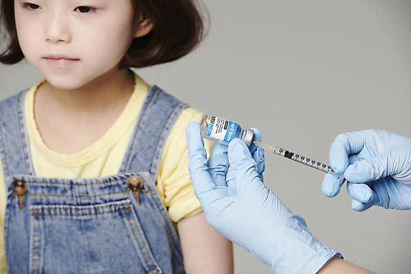 포토 JPG 스튜디오촬영 손 응시 여자 초등학생 어린이 장갑 회색배경 주사기 한명 들기 앉기 소녀 상반신 앞모습 신체부위 한국인 백신 예방접종 소녀한명만 코로나바이러스 바이알 백신접종 델타변이바이러스 부스터샷 위드코로나 국내포토 1 학생 시선 잡화 뷰포인트 백그라운드 의학 의료기기 모션 실내 사람 동양인 회색 의료용품 바이러스 사회이슈 접종 여자한명만 소녀만 파일형식