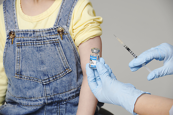 포토 JPG 스튜디오촬영 손 여자 초등학생 어린이 장갑 회색배경 주사기 한명 들기 앉기 소녀 근접촬영 상반신 앞모습 신체부위 한국인 어깨 백신 예방접종 소녀한명만 코로나바이러스 바이알 백신접종 델타변이바이러스 부스터샷 위드코로나 국내포토 1 학생 잡화 뷰포인트 백그라운드 의학 의료기기 모션 실내 사람 동양인 회색 의료용품 바이러스 사회이슈 접종 여자한명만 소녀만 파일형식