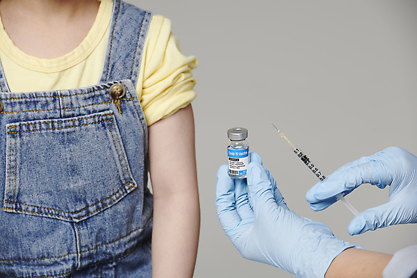 포토 JPG 스튜디오촬영 손 여자 초등학생 어린이 장갑 회색배경 주사기 한명 들기 앉기 소녀 근접촬영 상반신 앞모습 신체부위 한국인 어깨 백신 예방접종 소녀한명만 코로나바이러스 바이알 백신접종 델타변이바이러스 부스터샷 위드코로나 국내포토 1 학생 잡화 뷰포인트 백그라운드 의학 의료기기 모션 실내 사람 동양인 회색 의료용품 바이러스 사회이슈 접종 여자한명만 소녀만 파일형식