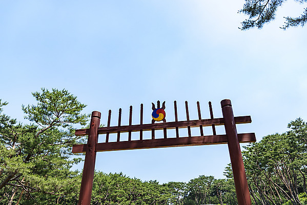 포토 JPG 주간 한국전통 여행 유적지 하늘 풍경 사람없음 야외 여름 관광지 세계문화유산 문화재 역사 한국사 조선시대 남양주 사릉 왕릉 조선왕릉 홍살문 정순왕후 국내포토 자연요소 전통 계절 고건축 한국 전통문 경기도 파일형식 왕후
