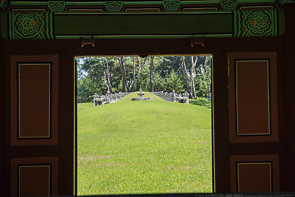 포토 JPG 주간 한국전통 여행 유적지 풍경 사람없음 야외 여름 관광지 세계문화유산 문화재 무덤 역사 한국사 조선시대 남양주 사릉 왕릉 정자각 조선왕릉 정순왕후 국내포토 자연요소 전통 계절 고건축 한국 경기도 파일형식 왕후