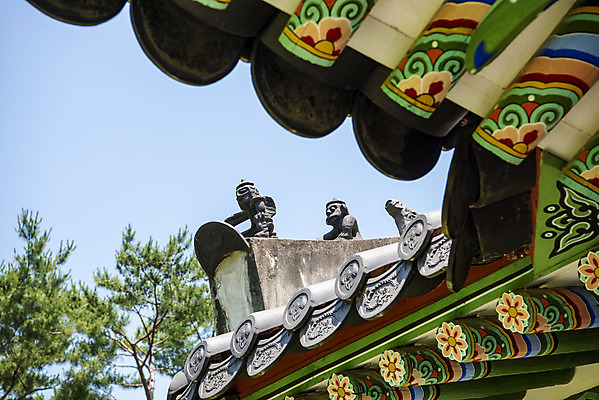 포토 JPG 주간 한국전통 여행 유적지 단청문양 풍경 사람없음 야외 여름 관광지 세계문화유산 문화재 역사 한국사 조선시대 기와지붕 남양주 사릉 왕릉 잡상 조선왕릉 정순왕후 국내포토 자연요소 전통 문양 계절 고건축 지붕 한국 기와 단청 경기도 파일형식 왕후