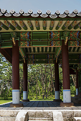 포토 JPG 주간 한국전통 여행 유적지 풍경 사람없음 야외 여름 관광지 세계문화유산 문화재 역사 한국사 조선시대 남양주 사릉 왕릉 정자각 조선왕릉 정순왕후 국내포토 자연요소 전통 계절 고건축 한국 경기도 파일형식 왕후