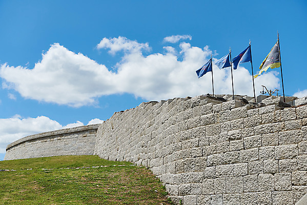 포토 JPG 주간 구름 여행 한국건축 유적지 하늘 풍경 사람없음 야외 관광지 봄 문화재 깃발 성 역사 한국사 성벽 강화도 국내여행 명승지 사적지 용진진 국내포토 자연요소 건축물 계절 건축 고건축 인천 파일형식